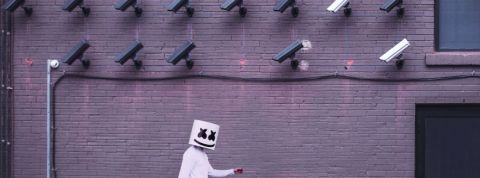 KPMG cybersecurite homme qui marche devant des cameras