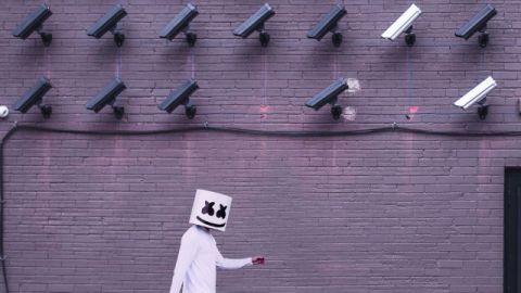 homme qui marche devant des cameras