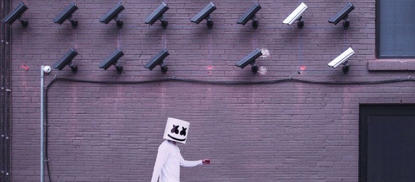 KPMG cybersecurite homme qui marche devant des cameras