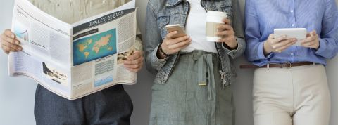 Médias qui changent la donne homme qui lit le journal femme qui boit le café