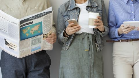 homme qui lit le journal femme qui boit le café