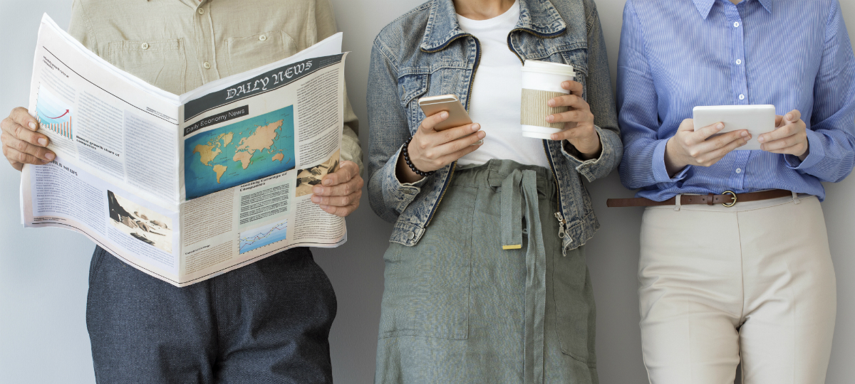 Médias qui changent la donne homme qui lit le journal femme qui boit le café