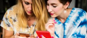 Deux jeunes femmes en train de regarder un portable