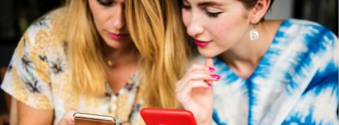 millennials media Deux jeunes femmes en train de regarder un portable