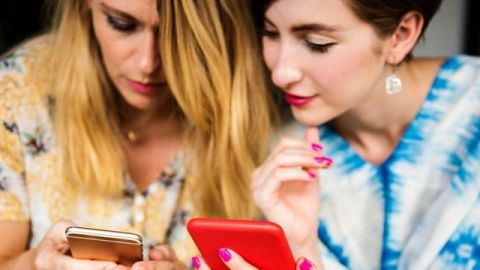 Deux jeunes femmes en train de regarder un portable