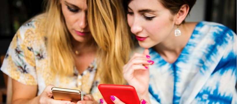 millennials media Deux jeunes femmes en train de regarder un portable
