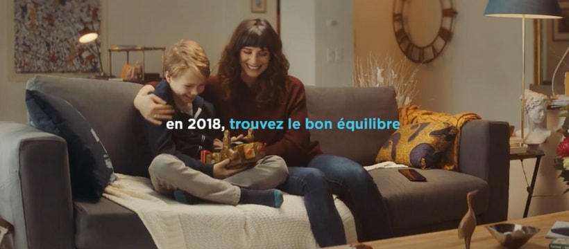 Motorola femme et son fils sur un canape