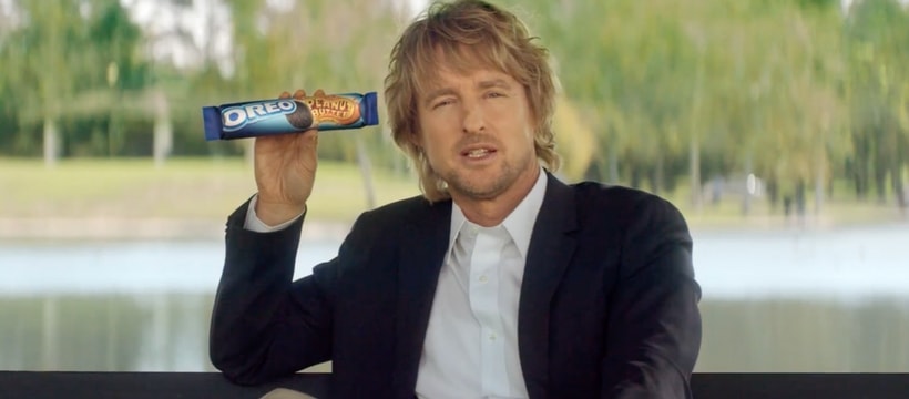 Oreo owen wilson assis sur un banc