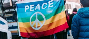 Un drapeau gay avec l'inscription "Peace"