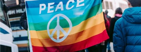 peace Un drapeau gay avec l'inscription - Peace -