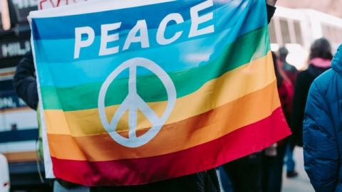 Un drapeau gay avec l'inscription  - Peace - 