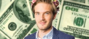 PewDiePie posant avec une couronne de fleurs