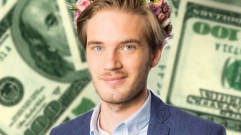 PewDiePie posant avec une couronne de fleurs