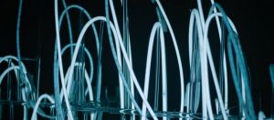 traits de lumiere blanche sur fond noir