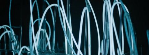 Reseau traits de lumiere blanche sur fond noir