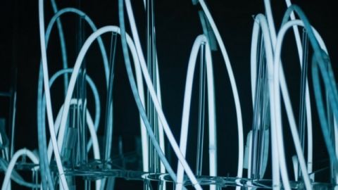 traits de lumiere blanche sur fond noir