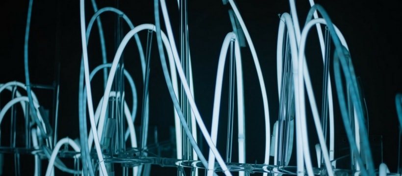 Reseau traits de lumiere blanche sur fond noir