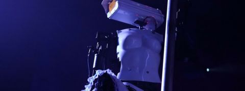 robot du CES qui danse dans un strip club