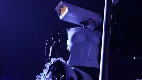 robot du CES qui danse dans un strip club