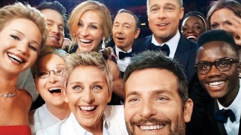 brad pitt, ellen degeneres, bradley cooper et dautres acteurs americains prennent un selfie aux oscars