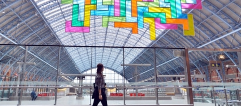 tetris Une femme marchant devant une sculpture de Tetris