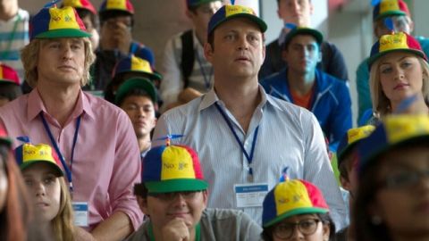 Owen wilson et Vince Vaugnh avec des casquettes aux couleurs de google