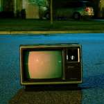 télévision posée dans la rue