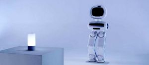 Robot blanc avec des jambes