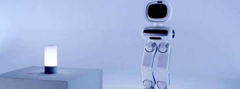 Robot blanc avec des jambes