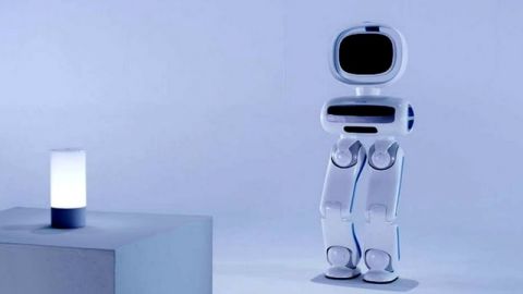 Robot blanc avec des jambes