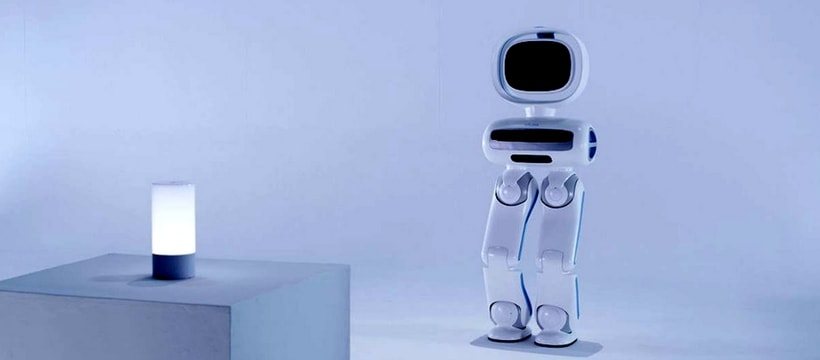 Robot blanc avec des jambes