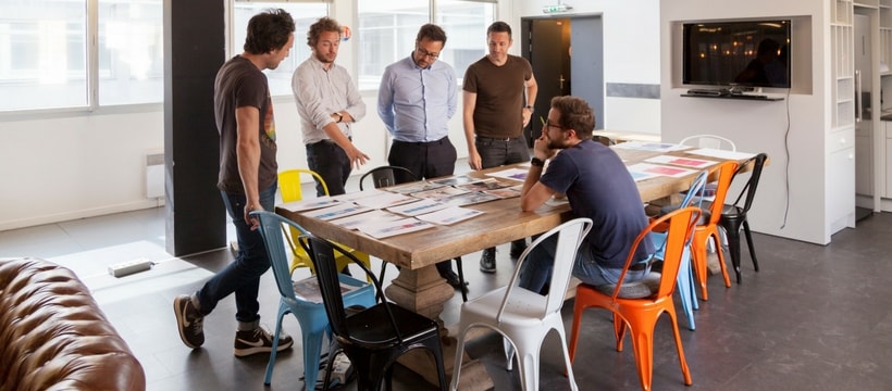 Wunderman quatre personnes qui discutent autour dune table