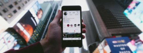 YouTube Instagram Pinterest, les réseaux sociaux de plus en plus utilisés par les journalistes écran de smartphone