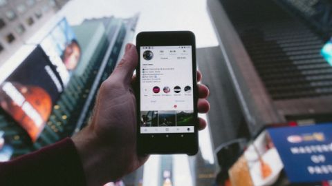 YouTube Instagram Pinterest, les réseaux sociaux de plus en plus utilisés par les journalistes écran de smartphone