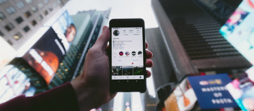 YouTube Instagram Pinterest, les réseaux sociaux de plus en plus utilisés par les journalistes écran de smartphone