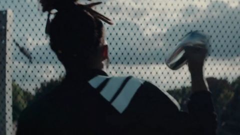 homme qui tag une grille