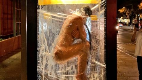 mannequin nu dans une vitrine