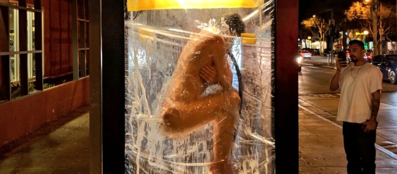 mannequin nu dans une vitrine
