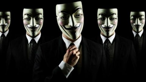 photo de plusieurs personnes en masques anonymous