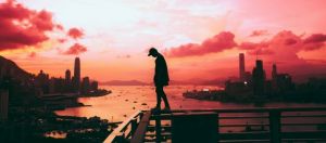homme sur un pont pendant un coucher de soleil