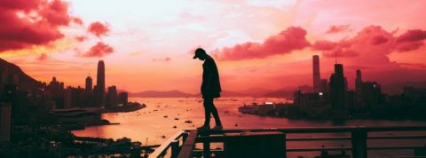 article laura homme sur un pont pendant un coucher de soleil