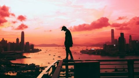 homme sur un pont pendant un coucher de soleil