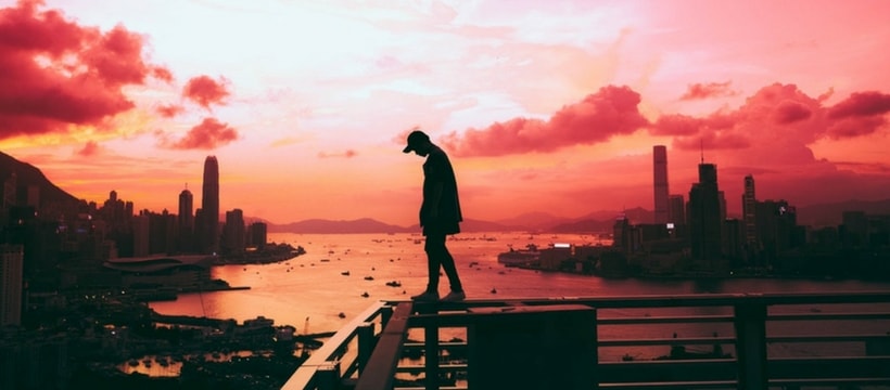 article laura homme sur un pont pendant un coucher de soleil