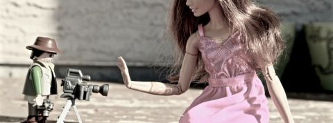 barbie Un playmobil en train de filmer une Barbie