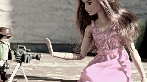 Un playmobil en train de filmer une Barbie