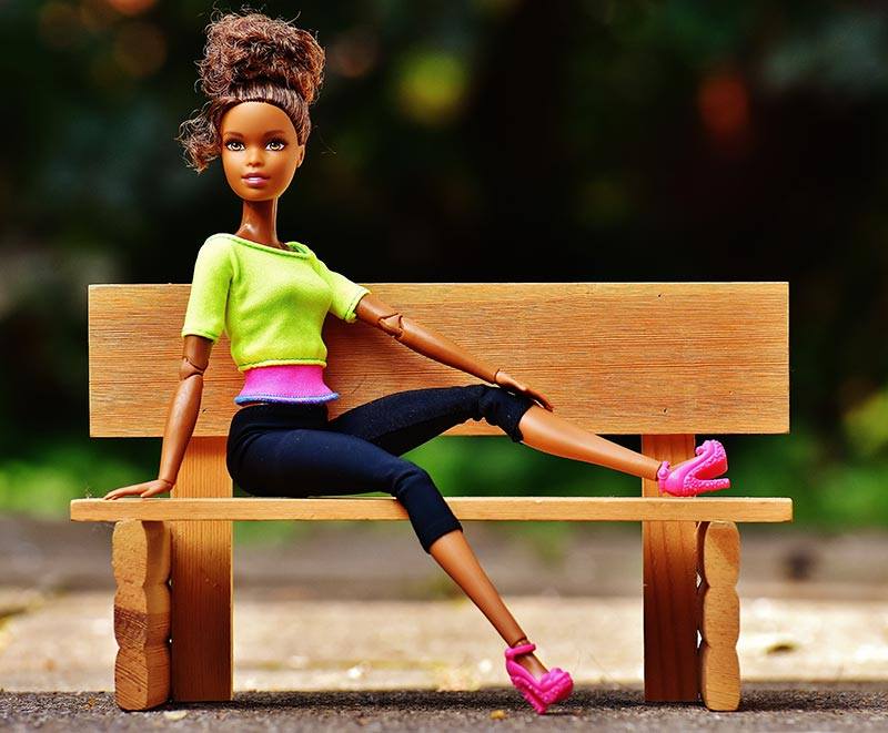 Barbie sur un banc