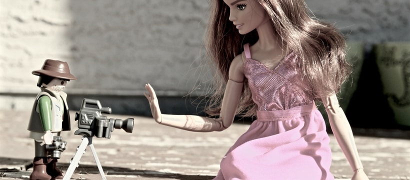 barbie Un playmobil en train de filmer une Barbie