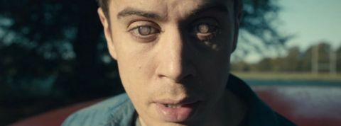 homme portant des lentilles blanches