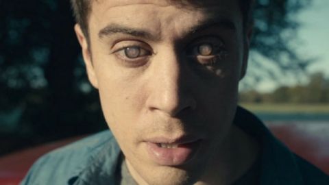 homme portant des lentilles blanches