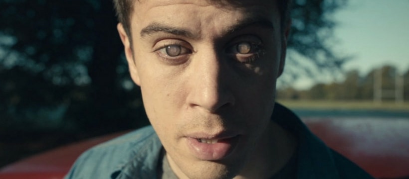 Black Mirror homme portant des lentilles blanches